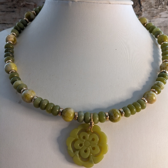 Natural Green Jade Necklace Choker And Flower  Pendant - Picture 3 of 8